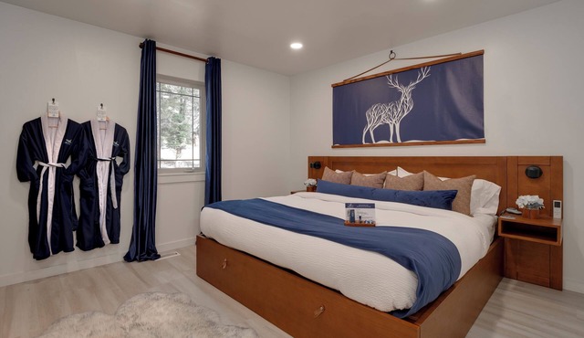 Gorgeous cabin in the woods, king bed, fire pit, A/C