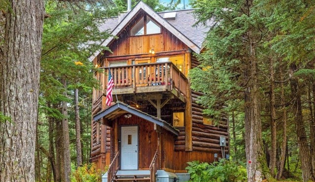 Gorgeous cabin-style home huge private hot tub, beautiful deck & fireplace