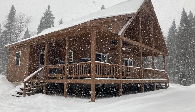 Gorgeous Cabin tucked in the woods for your Hidden Pittsburg getaway.