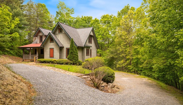 Gorgeous cabin w/game room, huge decks, & water views - near hiking & fishing