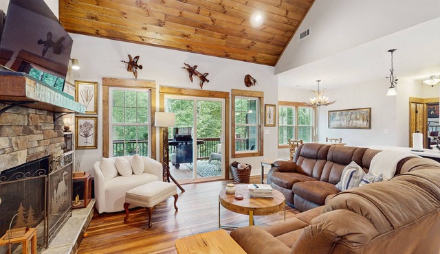 Gorgeous cabin with double deck and patio, hot tub, & outdoor fire place
