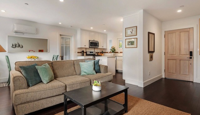 Gorgeous California Comfort - King Bed - Walk to Downtown and Parks!