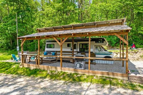 Gorgeous Caravan Glamping Escape for Four in Dover, Ohio