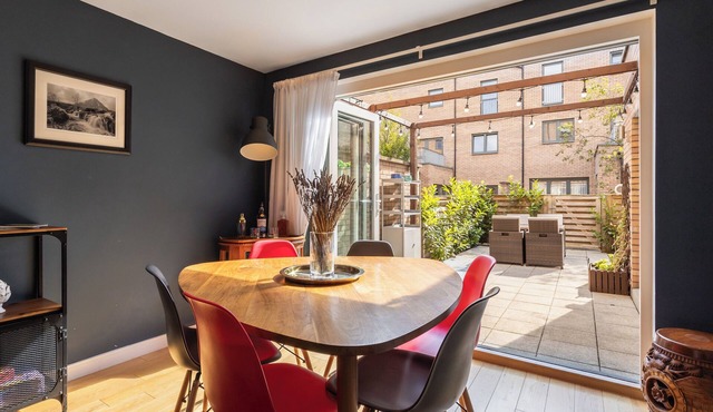 Gorgeous central 3 bed house - free parking & garden (15 min walk to Royal Mile)