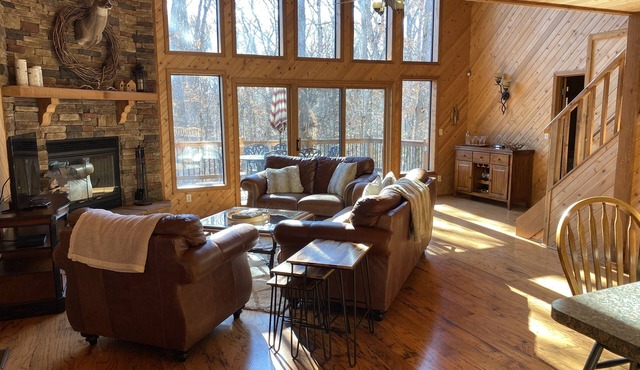 Gorgeous Chalet Getaway with Cabin Feel sleeps 10 at Innsbrook Resort