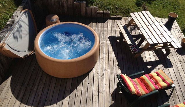 Gorgeous CHALET, stunning views 80 meters from the ski slopes hot tub, parking."
