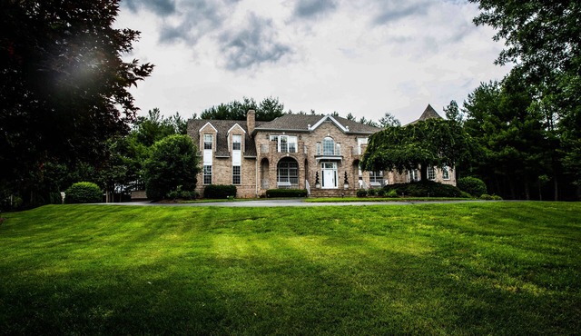 Gorgeous Chateau/House on 1.5 acres - in Annandale Center/mins to Washington DC