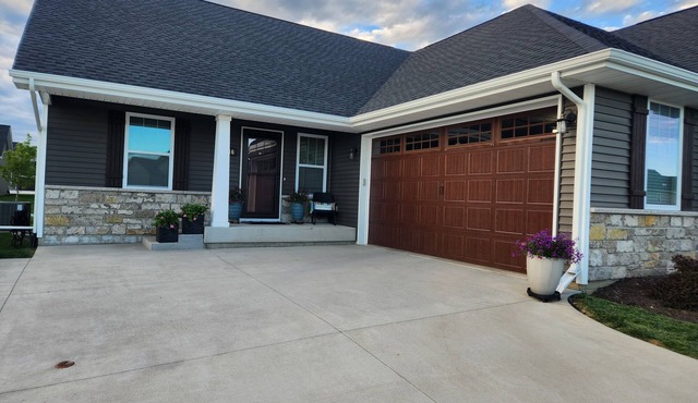 Gorgeous, clean, newer Condo , 5 bedrooms! 1 mile from Bettplex.