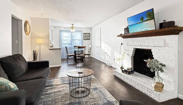 Gorgeous Clive Charmer, Near Shops, Trails & More!