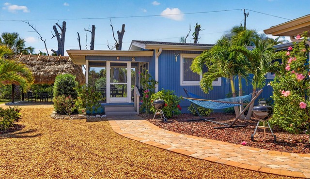 Gorgeous Coastal Cottage "Ibis" Minutes to the beach and free bikes! JULY SAVINGS