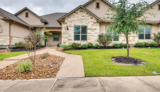 Gorgeous College Station Townhome w/Patio!
