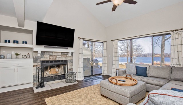 Gorgeous, Completely Remodeled, Waterfront Condo on Aspen Lake!