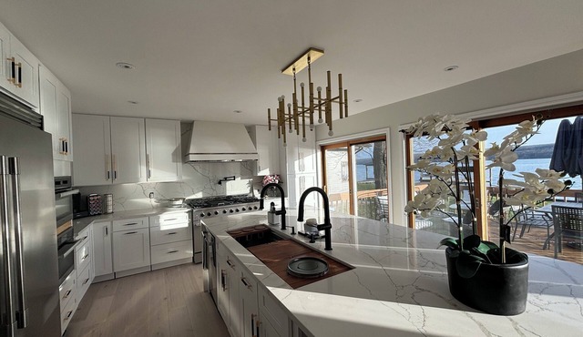 Gorgeous Completely Renovated Lakehouse, directly on lake. 20 mins to Cornell