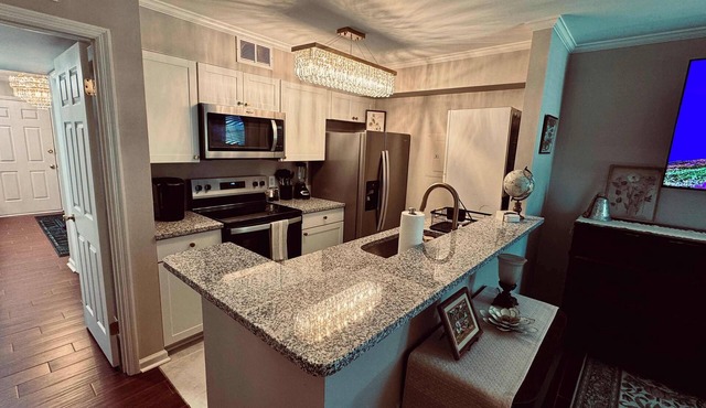 Gorgeous Condo across from Vet School - King Bed, Full Kitchen, Pool