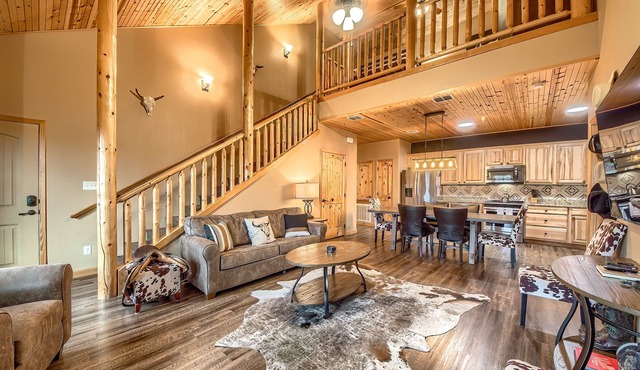 Gorgeous Condo Historic Gruene with pool! Dog friendly!