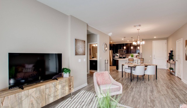 Gorgeous Condo Large Resort Pool & mountain views! 30 Night Min!
