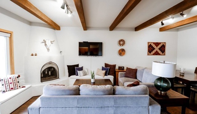 Gorgeous Condo Near Historic Santa Fe Plaza!