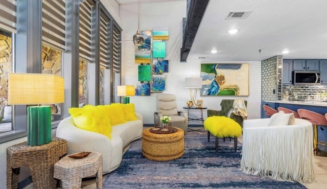 Gorgeous condo with patio and lake view in Monkey Island near Shangri-La.