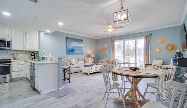 Gorgeous condo with gulf views, pool & hot tub in Mexico Beach. Sleeps 6.