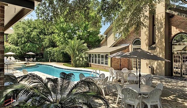 Gorgeous condo with great pool, massage chair!