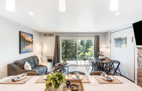 Gorgeous Condo With River View - Pool and Hot Tub