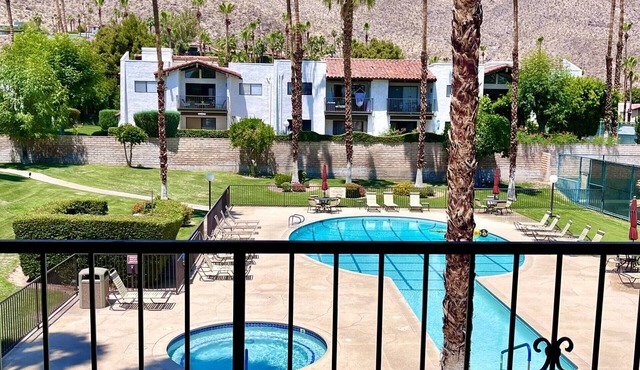 Gorgeous condo with fabulous mountain and pool views in South Palm Springs