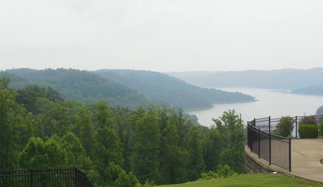 Gorgeous Condo with view overlooking Center Hill Lake