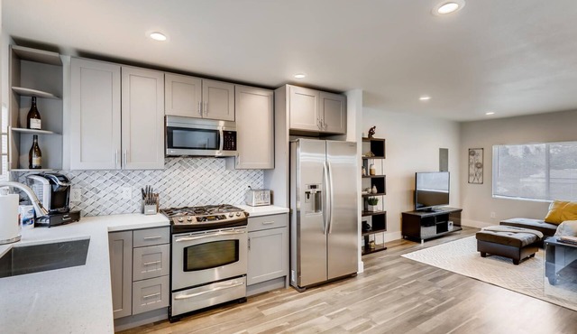 ♫ Gorgeous, Contemporary ♦ 4 BDRM /2 BATH Home ✨