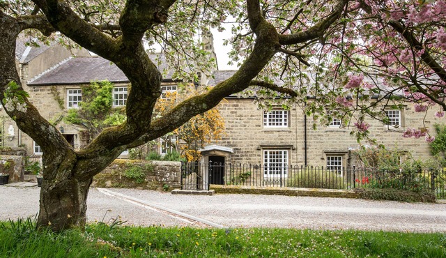 Gorgeous cosy dog friendly Nidderdale cottage built 1780 short walk to shops