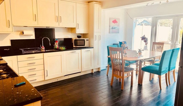 Gorgeous Cosy home 2 Miles from Heathrow Airport