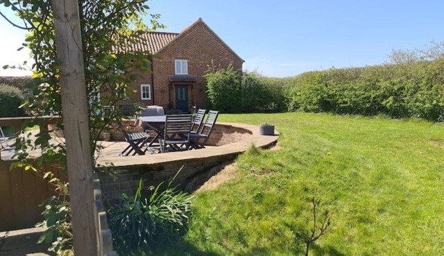 Gorgeous cottage Brisley, 3 bed garden village pub & walks