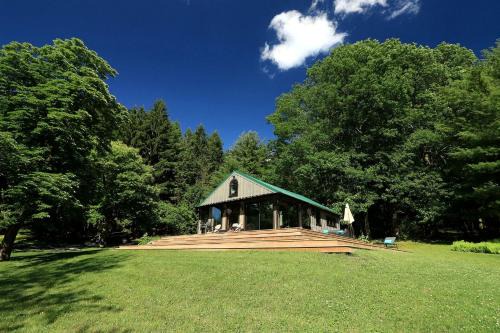 Gorgeous Cottage for Two, Overlooking Pond on 20 acres, Glamping in Pennsylvania