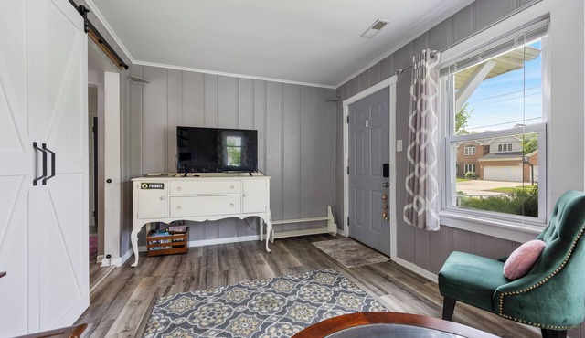 Gorgeous Cottage in Westmont, with massive fenced garden pet friendly, sleeps 5.