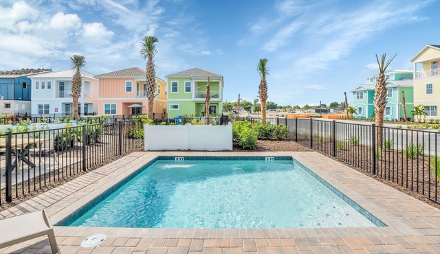 Gorgeous Cottage w/Private Pool + Balcony, Near Disney!