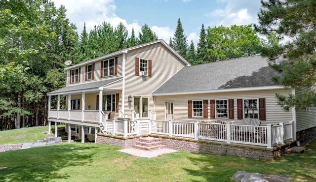 Gorgeous Cottage with Hot-tub and Games in Beaver Cove, Maine