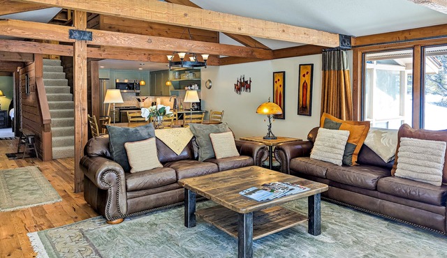 Gorgeous country escape with deck & wood-burning fireplace - near hiking trails