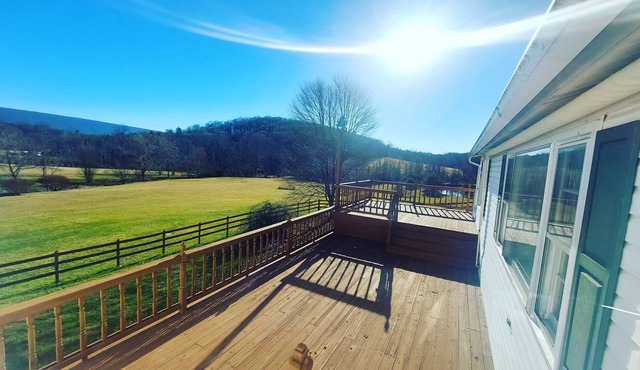 Gorgeous country views, hot tub, pond + outdoor space