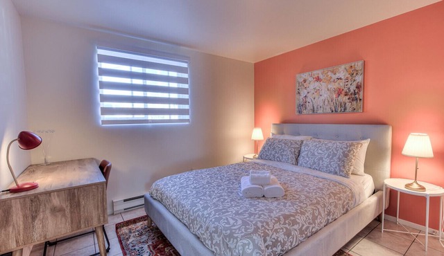 Gorgeous & Cozy 2 Bedroom Apt with Free Parking