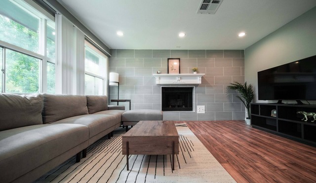 Gorgeous, Cozy, Cheerful 4 Bedroom home in Houston