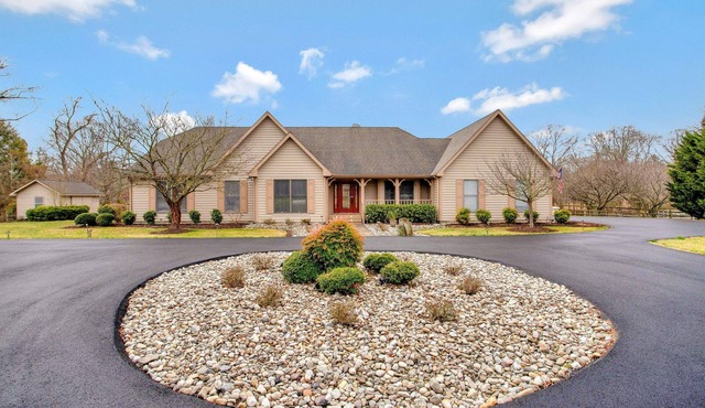 Gorgeous Creek Side Ranch-Style Estate With Dock