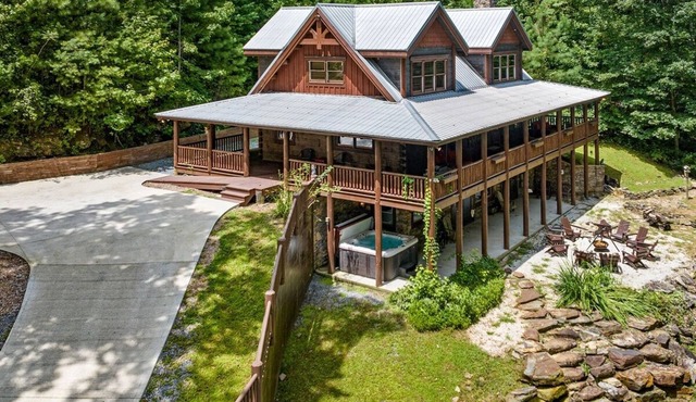 Gorgeous Creekside Lodge Sleeps 14! Guesthouse with Huge Game Room! Wineries!