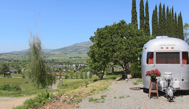 Gorgeous custom Airstream with spectacular views only 4 mi. to Ashland