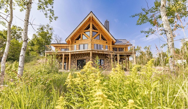 Gorgeous custom built log home on Lake Superior