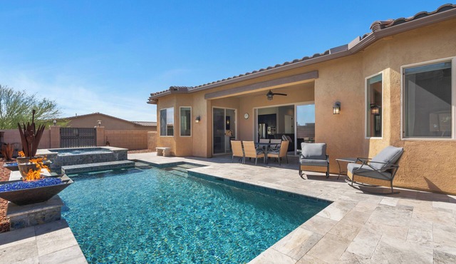 Gorgeous custom family home Starr Ridge,Hot tub, Dogs welcome, Mountain Views!