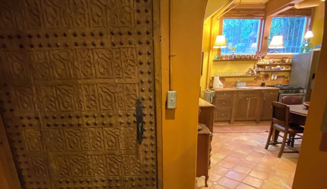 Gorgeous daylight apartment in an historic compound, urban oasis!