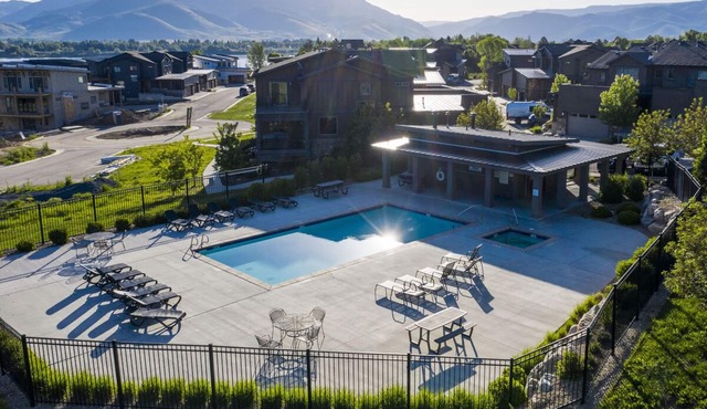 Gorgeous Decor. 10 minutes to Snowbasin Resort , Private Hot Tub EW23