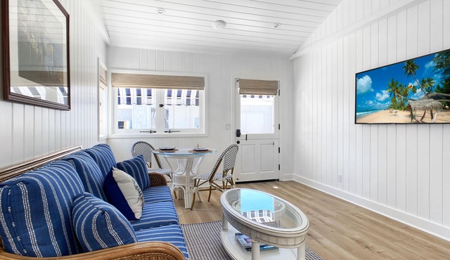 GORGEOUS DESIGNER COTTAGE 3 Min. Walk to Beautiful Beaches!