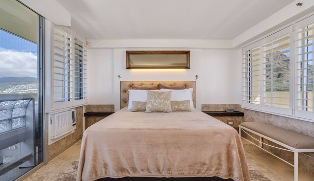 Gorgeous Diamond Head Penthouse Studio Stunning views, Private Balcony.