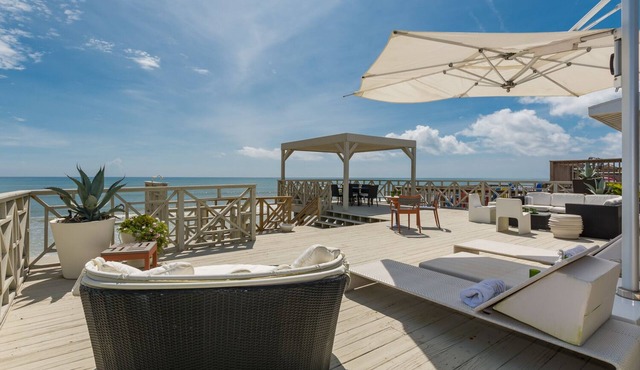 Gorgeous direct oceanfront, endless summer cottage. 6877S