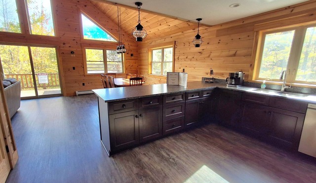 Gorgeous dog-friendly cabin with great view, deck, hot tub, & gas fireplace